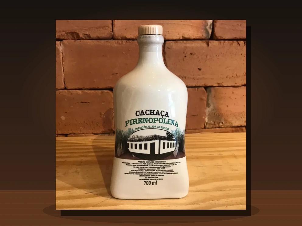 Dose Cachaça Pirinopolina servido no Restaurante Dona Rê