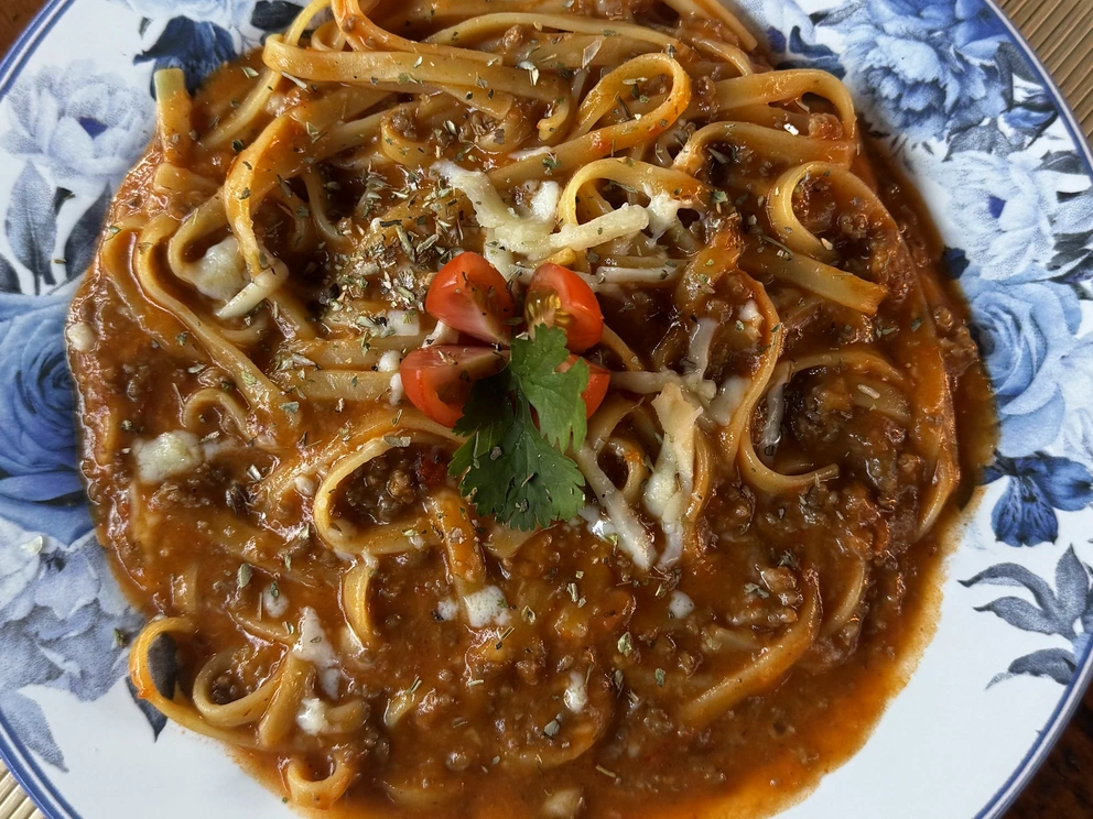 Macarrão à Bolonhesa servido no Restaurante Dona Rê