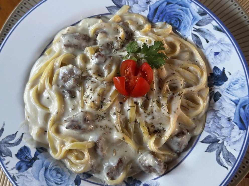 Macarrão ao Molho Branco com Tiras de Filé Mignon servido no Restaurante Dona Rê