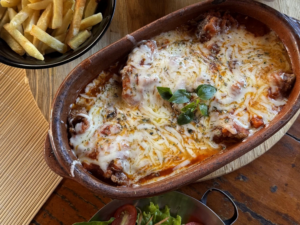 Parmegiana de Filé Mignon servido no Restaurante Dona Rê