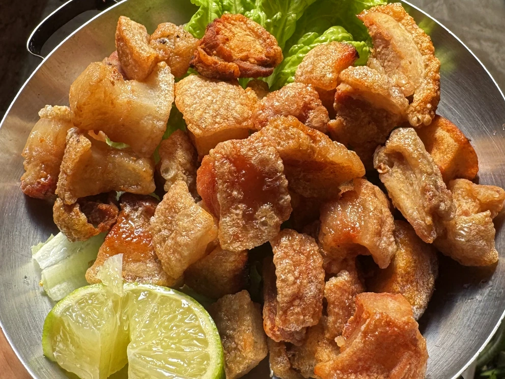 Torresmo Pururuca servido no Restaurante Dona Rê